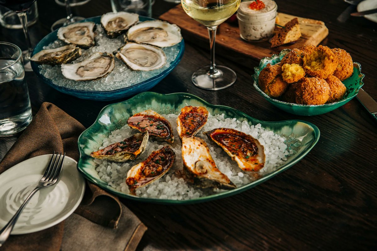 Oysters, dinner, wine 🍷 pure bliss! #abelbrownaugusta

—
#oyster #oysterbar #seafood #dinner #wine #drinks #surreycenter #augustaga #loveaugusta