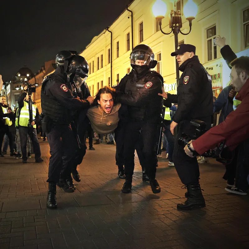 Was passiert, wenn man in Russland gegen einen sinnlosen, verbrecherischen Krieg demonstriert. Grüße an die Putin verehrenden Querdenker, die meinen, in einer Diktatur zu leben