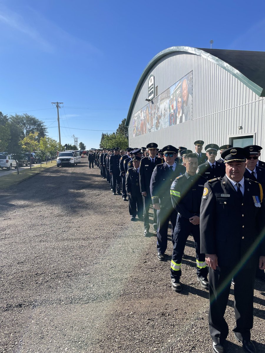 mikepYYC's tweet photo. The start of the formal parade, as we celebrate the life of Paramedic Dallas Boyko. #respect #GoneTooSoon #yourems https://t.co/8QUIOh3Hm1