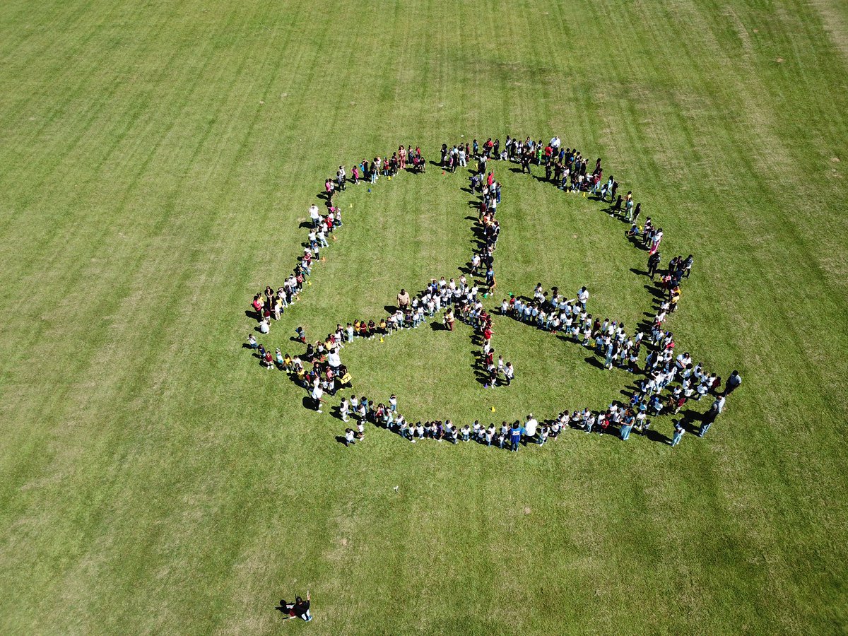 MsKHooks1's tweet photo. World Class Learners celebrated World Peace Day! Students and Staff collaborated to create our Peace sign! #IBSTES #WorldPeaceDay2022 @NPorter17 @aplatimore @StonewallTell https://t.co/s1FvRIFDkL