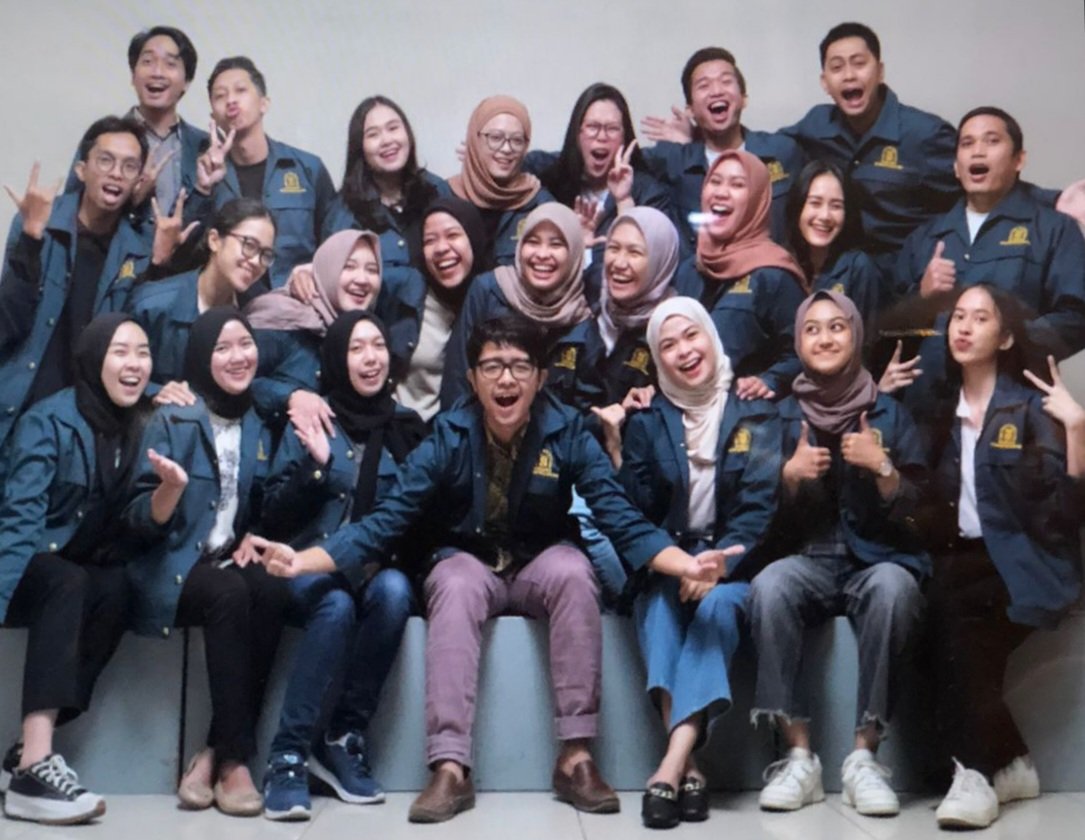 Ilovaaaaaaa's tweet photo. Dan foto ber dua puluh tiga, setelah sebulanan sekelas bareng 😄 https://t.co/Sn3S4cMd51