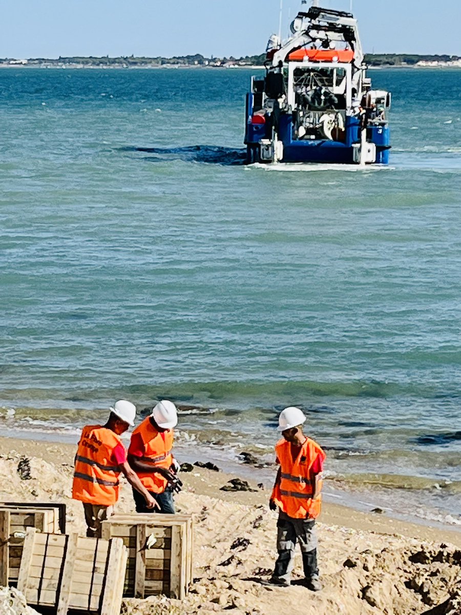 olivierdefosse's tweet photo. Un immense MERCI aux équipes @OrangeNvAquit et @OrangeMarine_ mobilisées pour ce projet hors du commun de raccordement de l’île d’Aix à la fibre optique, 3 ans de travail et très bientôt une connectivité à #trèshautdébit pour les habitants de ce lieu d’exception #UISO #Fierté https://t.co/j3I1cL1qRs