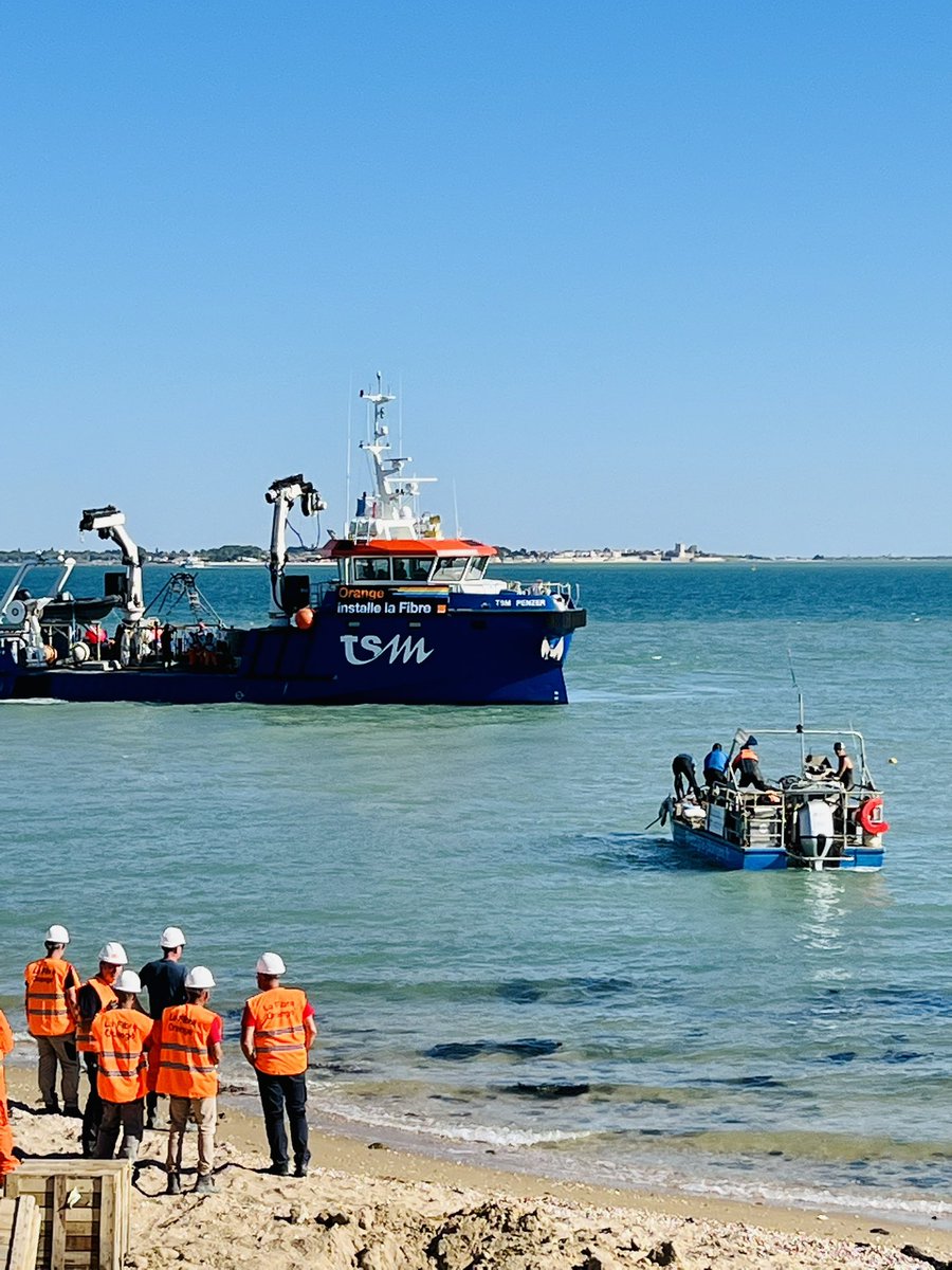 olivierdefosse's tweet photo. Un immense MERCI aux équipes @OrangeNvAquit et @OrangeMarine_ mobilisées pour ce projet hors du commun de raccordement de l’île d’Aix à la fibre optique, 3 ans de travail et très bientôt une connectivité à #trèshautdébit pour les habitants de ce lieu d’exception #UISO #Fierté https://t.co/j3I1cL1qRs