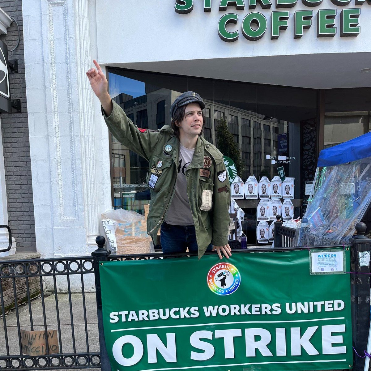 BREAKING: <a href="/BostonSBWU/">Boston Starbucks Workers United 🇵🇸 🏳️‍⚧️</a> at 874 Comm Ave have declared victory after historic 64 day strike!

"I want it to be known that this is a win for workers everywhere. We're setting precedents. We are making known the power that unions have” ~ Spencer Costigan

working-mass.com/2022/09/21/vic…
