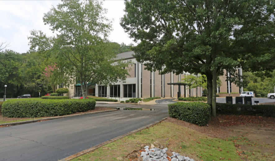 JHBerryCRE's tweet photo. FOR LEASE I Shades Creek Plaza is conveniently located with easy access from Highway 280 and Lakeshore. This office building is a great option for those seeking professional space in Birmingham's most desirable market! 

Contact: Philip Currie I 📞 205.313.4369 https://t.co/nq6S1bKVU1