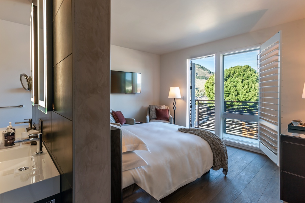 Room with a view. ✨

Stay Sun - Thurs &amp; receive a daily $100 resort credit to be used at our full-service spa, rooftop pool bar, or coastal restaurant.

Use code “WEEKDAYS” when checking room availability. Offer valid 10/01/22 – 10/31/22.

Book now: bit.ly/3UnUJmd