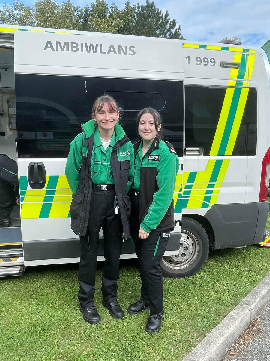 SJACNorthYouth's tweet photo. We love this photo of former cadets Melissa and Trinity on their first ever adult operational duty at Bangor University for freshers week. Great work girls - we are so proud of how you have grown as first aiders with @SJACLlandudno 😃 https://t.co/VPPeWEM5nr