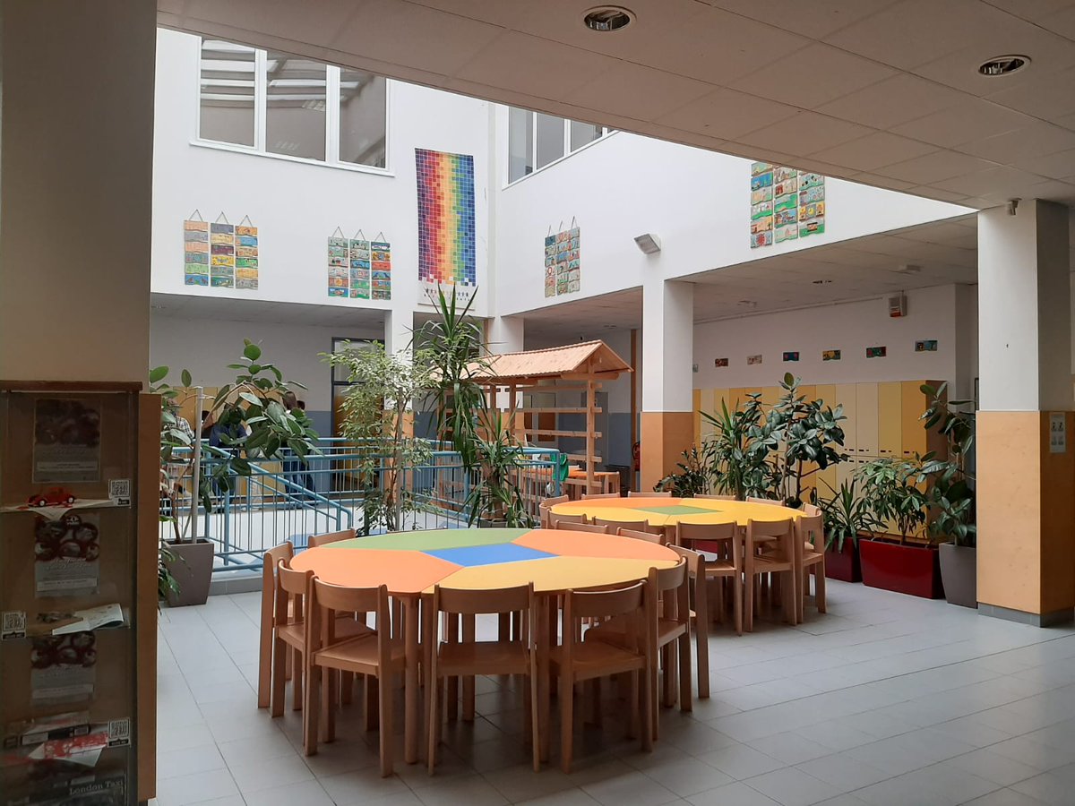 Una de las actividades de intercambio del proyecto Eramus está tomando forma. Tres profes del cole están conociendo la realidad educativa y cultural que encontrará nuestro alumnado en su viaje a  Eslovenia.
Nuestr@s compañer@s están recibiendo una gran acogida y hospitalidad.