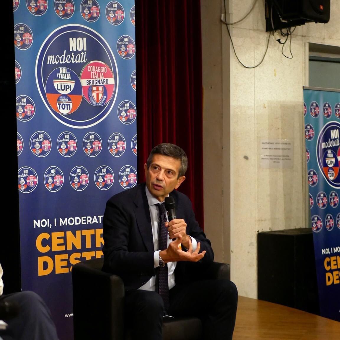 noiconlitalia_'s tweet photo. Ieri sera c’è stato l'incontro con @Maurizio_Lupi e @VittorioSgarbi a Buccinasco. È sempre bello vedere tante persone spendere il loro tempo per conoscere la politica. Grazie a tutti i partecipanti e, in particolar modo, @CePBuccinasco per aver organizzato l'evento.
#NoiModerati https://t.co/74kITexdtF