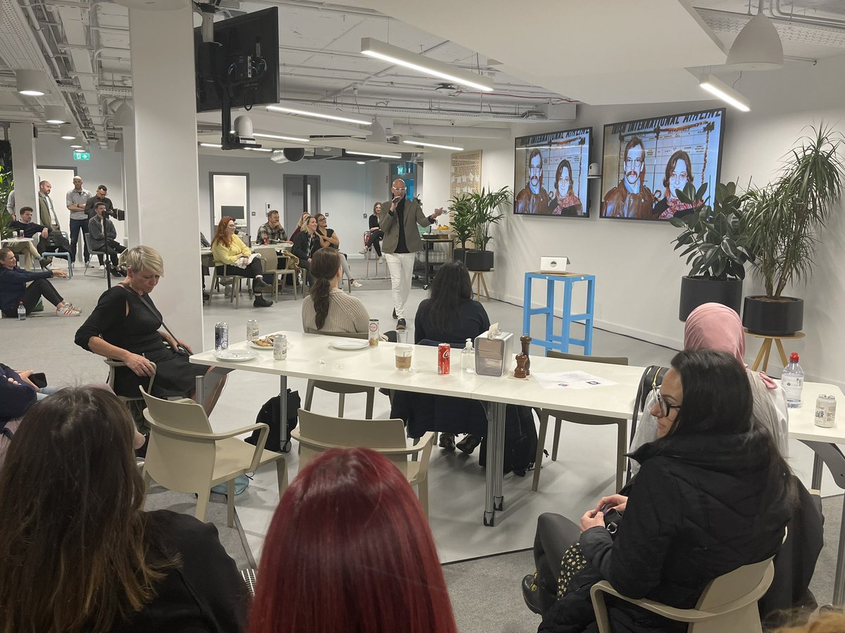Dublin_UX's tweet photo. And up next is @mak0ski #DublinUX https://t.co/1mnIkA1uOz