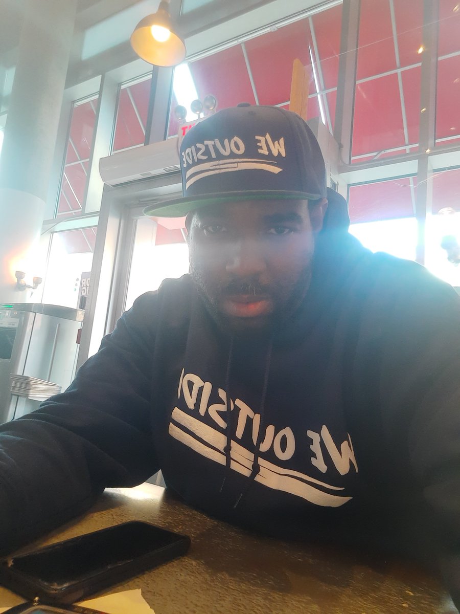 ChampagneCost tweet media