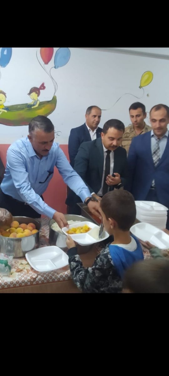 veyselyetkin338's tweet photo. Taşımalı öğrencilere öğretmenevleri tarafından hak görülen yemek… sade patates ve haşlama pilav… hijyen yok sanitasyon yok üretimin hangi şartlarda yapıldığı belli değil..⁦@NecdetTakva⁩ ⁦@tcvanvaliligi⁩ ⁦@tcmeb⁩ ⁦@selcukktepeli⁩ ⁦@bedirhanogluvan⁩ https://t.co/7gYeQFArXG