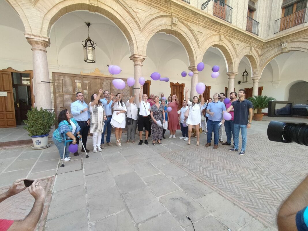 _kikocalderon_'s tweet photo. "InvestigAcción.En el itinerario de la demencia",este es el lema elegido para el #DiaMundialDelAlzheimer donde hemos acompañado a @AFEDAC en la lectura del manifiesto.Mucho por hacer en la sensibilización y atención sociosanitaria de la epidemia del S.XXI #Antequera https://t.co/DcegXoRJzO