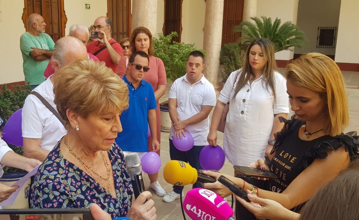 _kikocalderon_'s tweet photo. "InvestigAcción.En el itinerario de la demencia",este es el lema elegido para el #DiaMundialDelAlzheimer donde hemos acompañado a @AFEDAC en la lectura del manifiesto.Mucho por hacer en la sensibilización y atención sociosanitaria de la epidemia del S.XXI #Antequera https://t.co/DcegXoRJzO