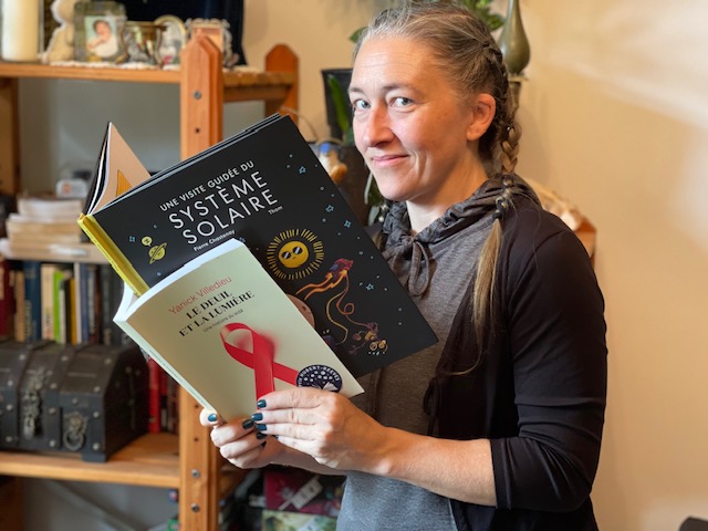 ACS_Qc's tweet photo. Je profite de la journée #jelislascience pour lire nos lauréats des prix Hubert-Reeves en même temps ! Je suis une professionnelle, n'essayez pas ça à la maison...

Le Deuil et la lumière - Yanick Villedieu
Une visite guidée de la voie lactée - Pierre Chastenay et THOM https://t.co/rNdgfXQ4jU