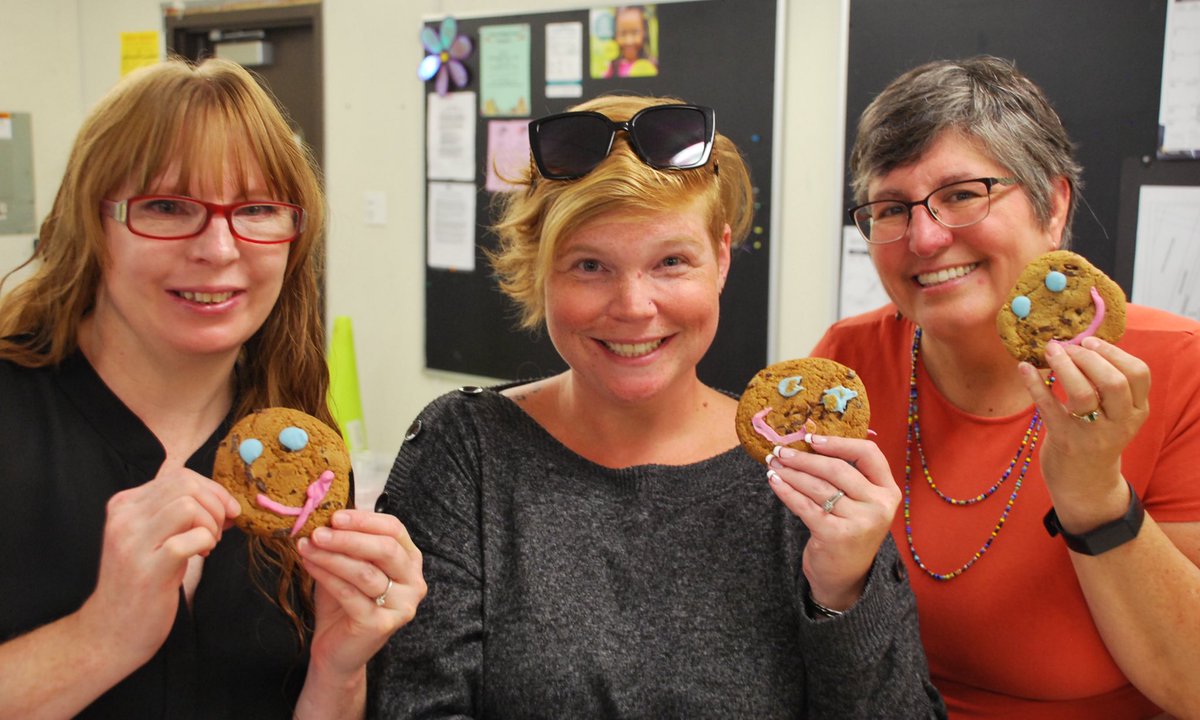 GuelphVillage's tweet photo. Dawn, Amanda &amp; @LBusuttil excited to bite into our #SmileCookies to show our support for @ChildrensFdnGW &amp; appreciation for our many #community #connections &amp; #partnerships @bobbi_turner24 @KarynCFGW #AAF #FreetoPlay #FoodFriends #Bikes #Scholarships https://t.co/05zZkAQex7