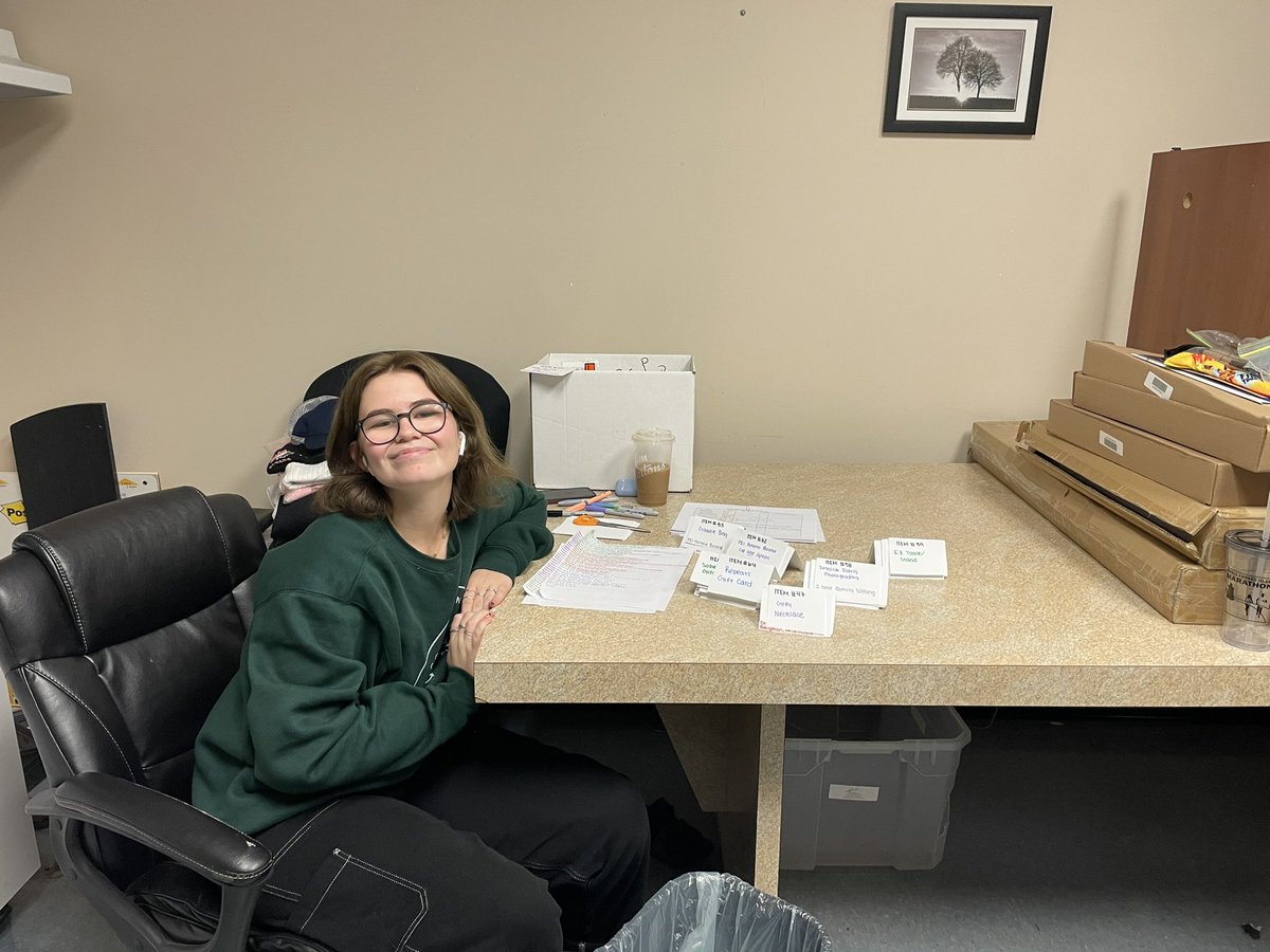 GlenFlood2's tweet photo. It takes good volunteers help to get fundraising done! #thanksallie #facebookauction #greatitems https://t.co/BxCVe6ggBV