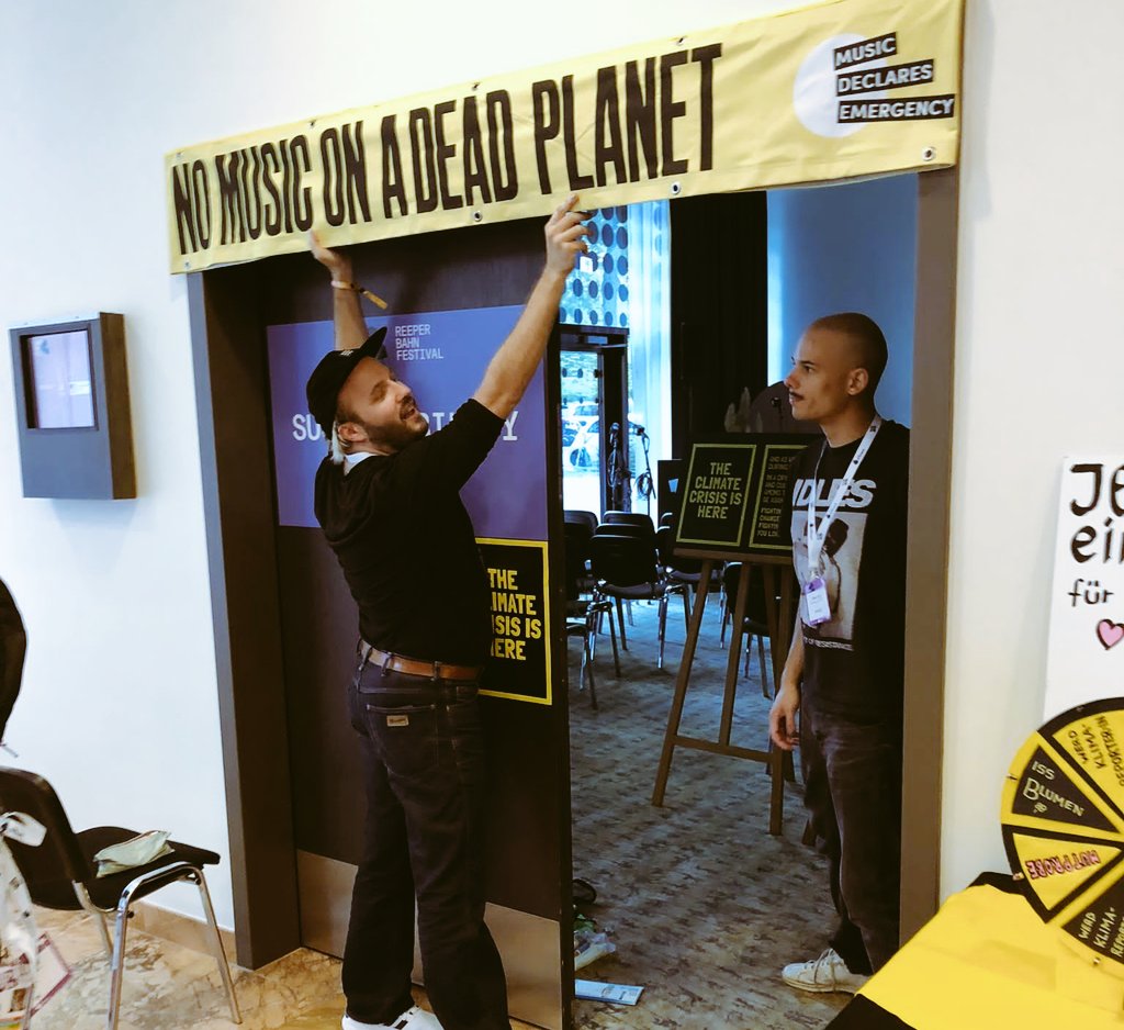 Der Sustainability Hub steht soweit auf'm @Reeperbahn_Fest ... morgen ab 10 Uhr geht's los mit dem jüngsten Gericht. Ist ähnlich entertaining wie ein <a href="/Kraftklub/">KRAFTKLUB</a> Secret Gig... really. #rbf22