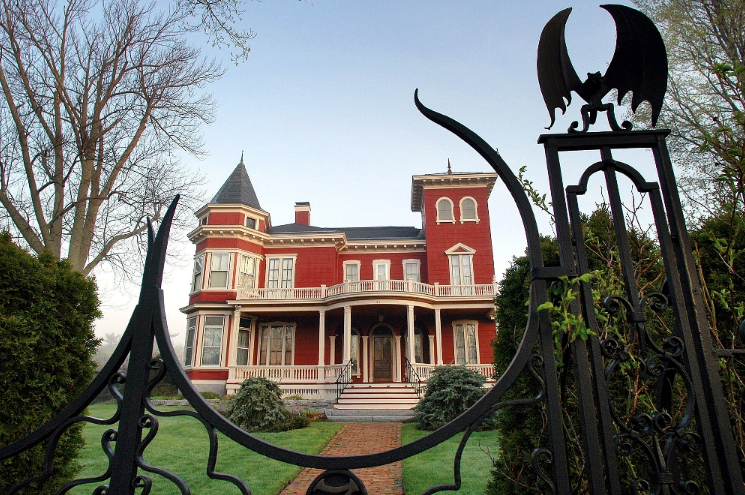 nerdist's tweet photo. A museum and writers retreat at Stephen King's Maine home sounds perfect https://t.co/8GhLhzBBn6 https://t.co/mfIEgMdkr5