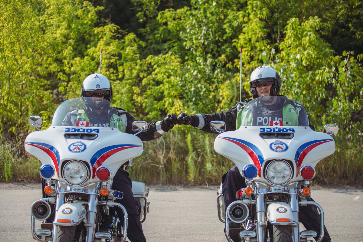 TorontoPolice's tweet photo. Highway Motor 19 - Badge number 7815, you are 10-7 for life with our sincere gratitude for your sacrifice. 

Constable Andrew Hong, 1973 - 2022. 

#HM19 

#RIP #HeroesInLife @TrafficServices @TPSMotorSquad 
^vk https://t.co/8gY9CBljTo