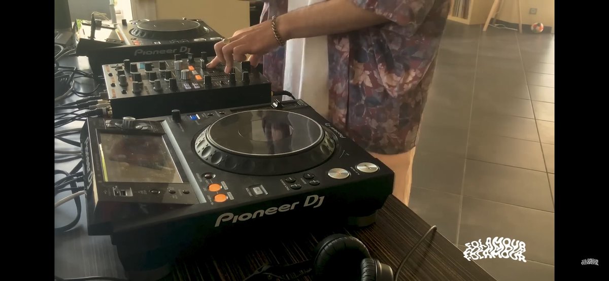 MixedChronical's tweet photo. Gotta thank @folamourbb for the good afternoon vibes today | Love To The World Session #1 https://t.co/tBTmYGKe3N #dj #mix #fulldjsets #groove #vibe #turn #positive #dance https://t.co/2Aw5Svkp8N