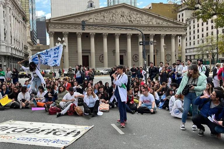 LANACION's tweet photo. Son un eslabón clave para la atención en los hospitales, pero poco reconocidos: qué le reclaman los médicos residentes a la Ciudad https://t.co/jqrrsnXVEk https://t.co/Erg2AFSpTd