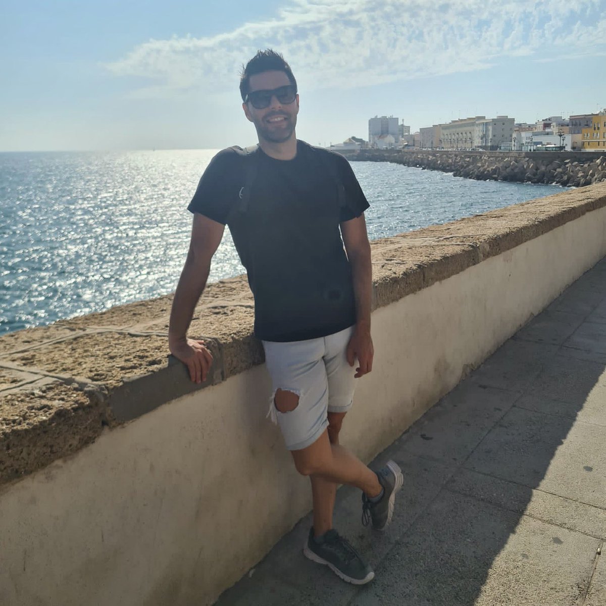 adolfopablos's tweet photo. I only see daylight, daylight, daylight, daylight 🎵🎶🌞🌞
#pickoftheday #daylight #cadiz #photoremember #sun #walk #sea #😎 #🌞 #☀️ #🌀 https://t.co/AEzqaCuUcc
