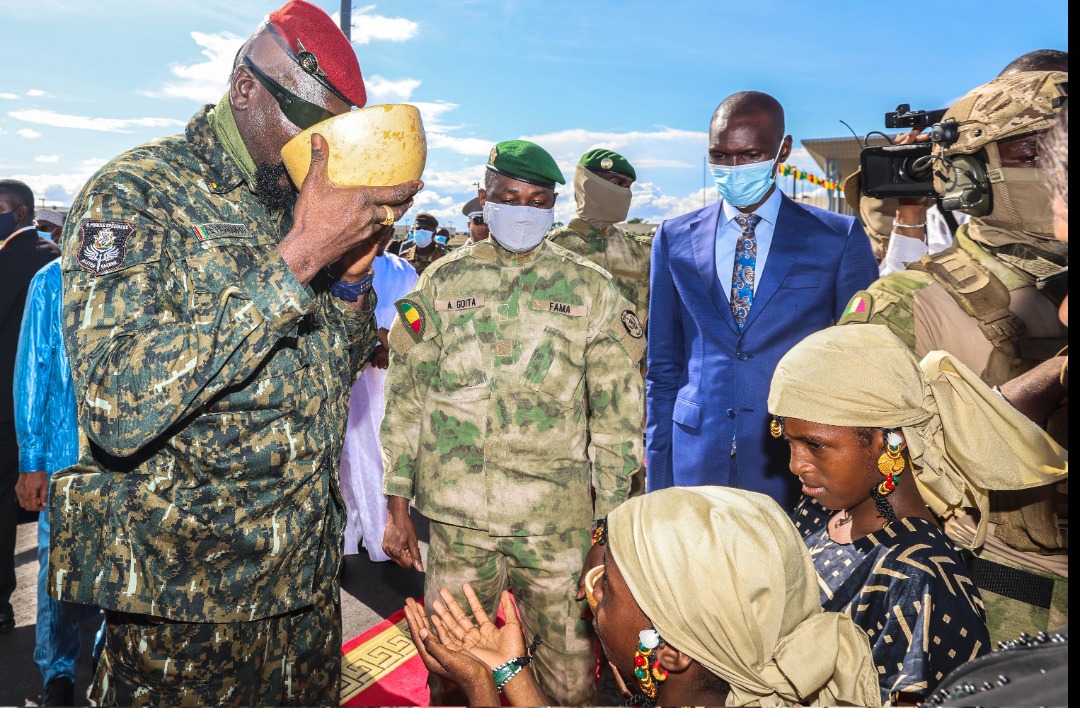 GoitaAssimi's tweet photo. C’est avec joie que j’accueille mon frère le Colonel Mamadi Doumbouya. Cette présence, dans le cadre des festivités du 22 septembre est une marque de solidarité constante. Deux pays, une même histoire, un seul peuple, une fois de plus la #Guinee se tient à nos côtés. 🇲🇱 🤝🏿 🇬🇳 https://t.co/YbPq25dLSy