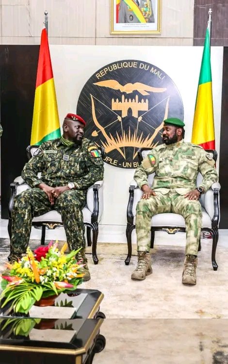GoitaAssimi's tweet photo. C’est avec joie que j’accueille mon frère le Colonel Mamadi Doumbouya. Cette présence, dans le cadre des festivités du 22 septembre est une marque de solidarité constante. Deux pays, une même histoire, un seul peuple, une fois de plus la #Guinee se tient à nos côtés. 🇲🇱 🤝🏿 🇬🇳 https://t.co/YbPq25dLSy