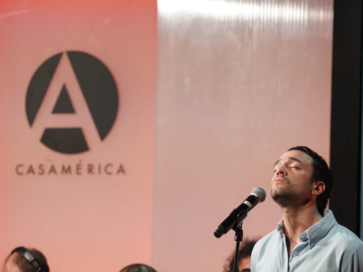 🎸 Disfrutando de la actuación del grupo mexicano #Zuaraz (<a href="/futsanti/">Santiago Hernández Zarauz</a>, <a href="/MinervaEditores/">Minerva_Editorial</a>).

Están trabajando en un nuevo disco.

📸 Así lo estamos viviendo 👇