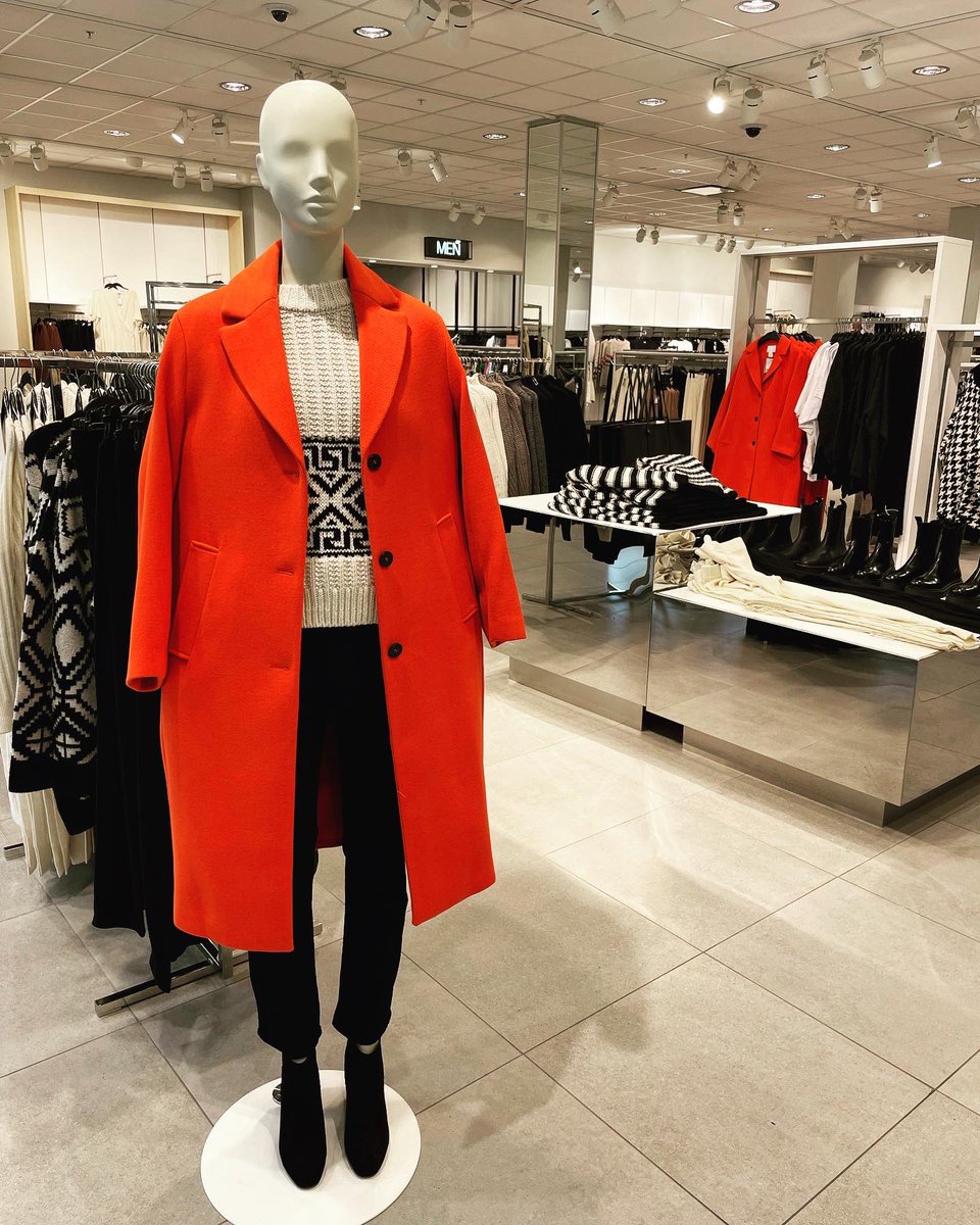 devonshiremall's tweet photo. Pop of colour, boots and a felted wool hat @hmcanada Whoβs ready for Fall? #devonshirestyle #lastddayofsummer #fallisnear #fallfashion #hm #yqg https://t.co/vPirg5Vu7w