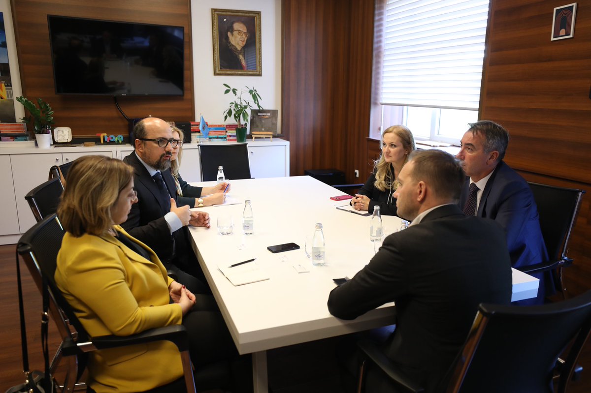 albanzogaj's tweet photo. 📈🤝✅
Sot, prita në takim Kryetarin e Asociacionit të Komunave të Kosovës, z. Sazan Ibrahimi, Drejtoren e rrjetit B40, znj. Tugba Figankaplan dhe Drejtorin Ekzekutiv të NALAS,  z. Kelmend Zajazi. Diskutuam për Kryeqytetin, dhe bashkëpunimin me qytetet tjera të rajonit.

#PR4PR https://t.co/uAPML6Wi3x