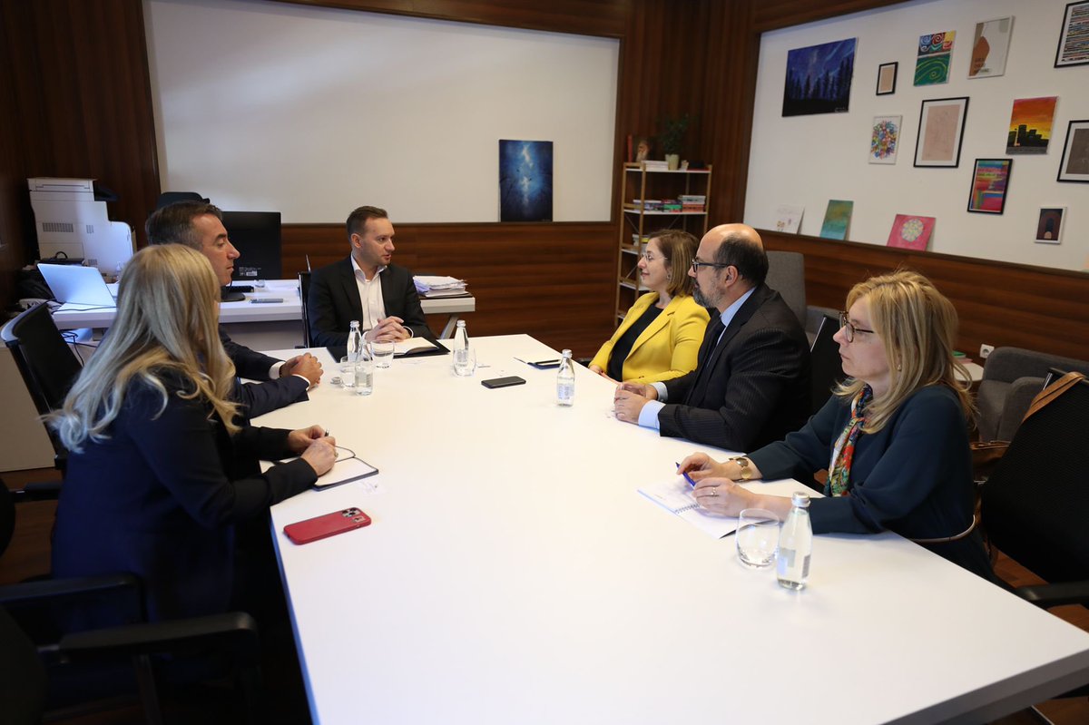 albanzogaj's tweet photo. 📈🤝✅
Sot, prita në takim Kryetarin e Asociacionit të Komunave të Kosovës, z. Sazan Ibrahimi, Drejtoren e rrjetit B40, znj. Tugba Figankaplan dhe Drejtorin Ekzekutiv të NALAS,  z. Kelmend Zajazi. Diskutuam për Kryeqytetin, dhe bashkëpunimin me qytetet tjera të rajonit.

#PR4PR https://t.co/uAPML6Wi3x