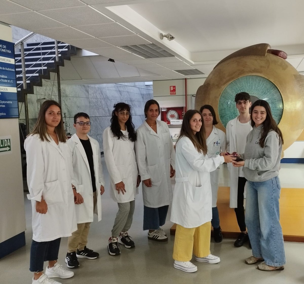 Estudantes da #FooUsc participan na entrega de gafas de sol á Africa Directo para o proxecto con poboacion albina. As gafas foran donadas previamente por General Óptica. 
Sexamos sempre solidarios!!!