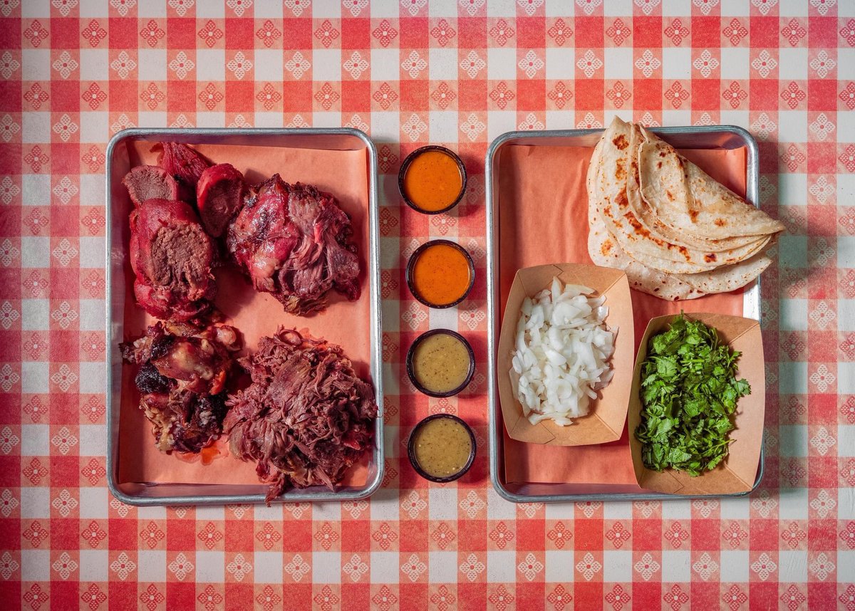 elmundodemando's tweet photo. Is smoked beef head still considered barbacoa??? Find out on the next #TacosofTexas Podcast as we explore this new estilo with Joel Garcia, owner of @TeddysBarbecue in Weslaco, TX. 
🐮 🐮 🔥 🔥 

Listen aquí: https://t.co/BIlXOQn2eB

Photos: Robert Gomez https://t.co/XtE317oeyz
