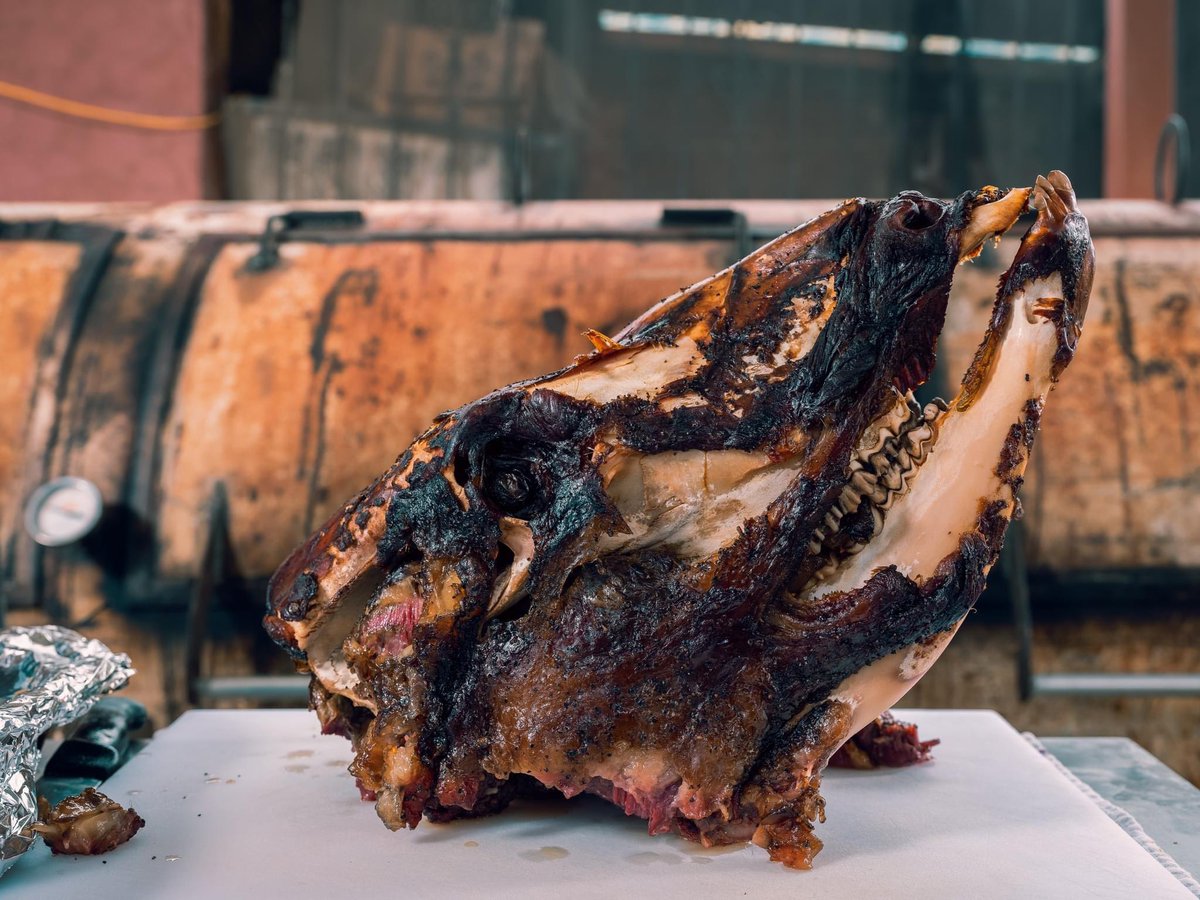 elmundodemando's tweet photo. Is smoked beef head still considered barbacoa??? Find out on the next #TacosofTexas Podcast as we explore this new estilo with Joel Garcia, owner of @TeddysBarbecue in Weslaco, TX. 
🐮 🐮 🔥 🔥 

Listen aquí: https://t.co/BIlXOQn2eB

Photos: Robert Gomez https://t.co/XtE317oeyz