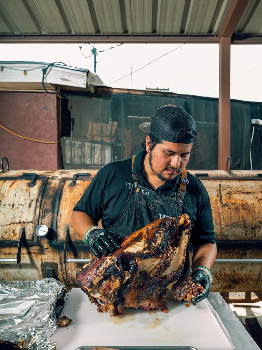 elmundodemando's tweet photo. Is smoked beef head still considered barbacoa??? Find out on the next #TacosofTexas Podcast as we explore this new estilo with Joel Garcia, owner of @TeddysBarbecue in Weslaco, TX. 
🐮 🐮 🔥 🔥 

Listen aquí: https://t.co/BIlXOQn2eB

Photos: Robert Gomez https://t.co/XtE317oeyz