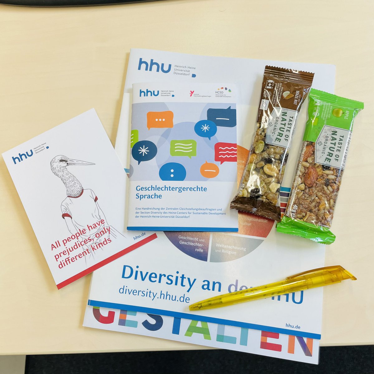 Von <a href="/elpeterico/">Peter Bernardi</a> und @LuisaElsig wird man nicht nur mit Grundlagen zum Thema Diversity an der <a href="/HHU_de/">Heinrich-Heine-Universität Düsseldorf</a> versorgt, sondern auch mit Snacks. Letzter helfen gerade ganz konkret bei der Aufrechterhaltung der Körpertemperatur bei ausgefallener Heizung im Büro. Danke dafür!