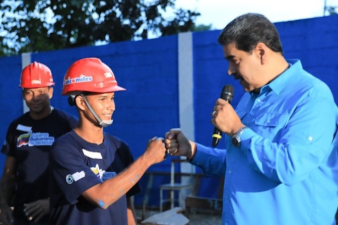 mineducacion_ve's tweet photo. ¡Regreso a clases felices! 

Ya puedes notar el hermoso trabajo de las Bricomiles. Como lo orientó el Pdte. @NicolasMaduro, este 3 de octubre los estudiantes disfrutarán de centros educativos rehabilitados y bellos.

Continuaremos trabajando junto al pueblo.  #VenezuelaProductiva https://t.co/RTFhDkz5QE