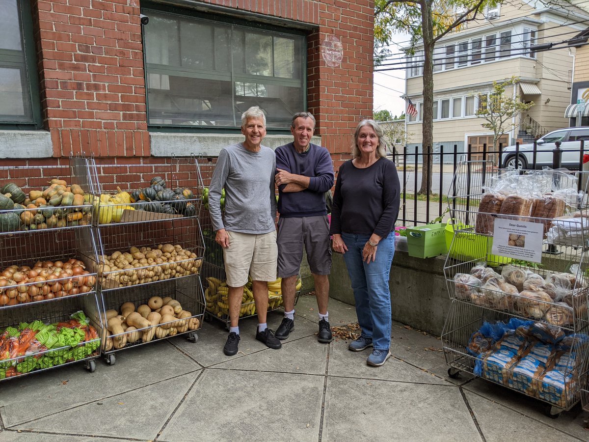 EBayFoodPantry's tweet photo. We still have fresh fruits and veggies from local farms! At #EBFP, #FreshProduce makes up over 1/4 of all the food we provide, and about 1/3 of that is donated! 
#RICFB #HopesHarvest #MountHopeFarm #Farm2Pantry #McCoyCommunityFarm #WeShareHope #CoggeshallFarm #Blithewold https://t.co/PzJHqj2Qef