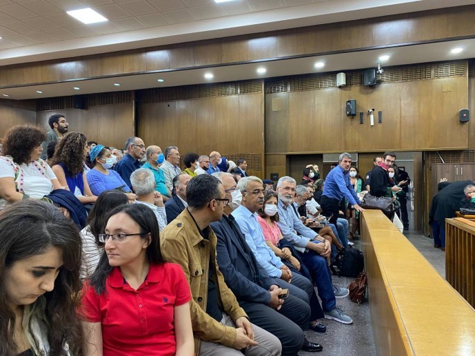 Duruşmaya gelmeyen AKP’li Orhan Miroğlu'nun gönderdiği mektubun okunması tepkiyle karşılandı.

Dava avukatı Nuray Özdoğan, 'Bildikleri varsa gelip, anlatması gerekir. Biz tanık değil, sanık olarak dinlenmesi gerektiğini düşünüyoruz' dedi.

yeniyasamgazetesi3.com/musa-anter-dav…