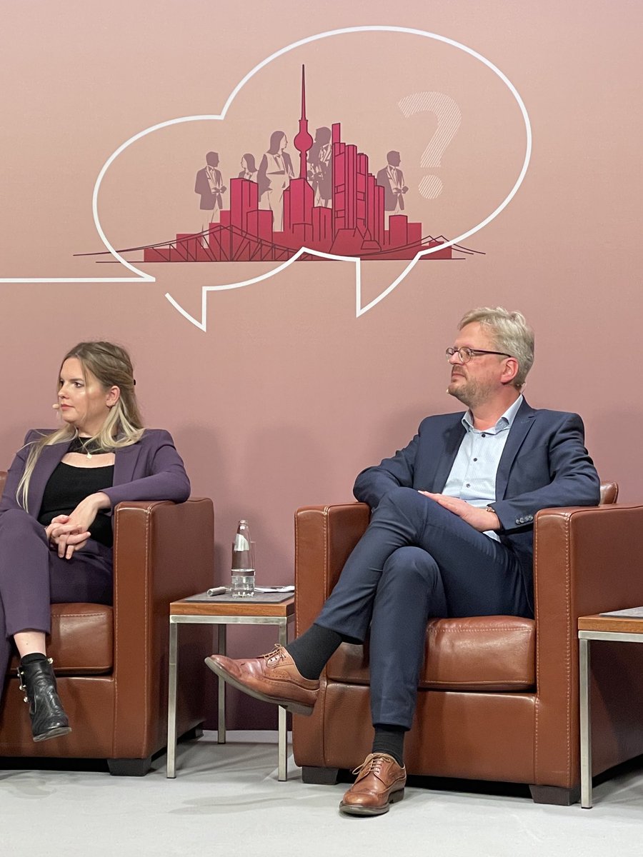 „Wirtschaft muss sexy werden“, sagt Prof. Nils Goldschmidt von der Uni Siegen. Man kann Wirtschaft auch spannend erklären - auch den Erwachsenen. #bankenlive ⁦<a href="/bankenverband/">Bankenverband</a>⁩