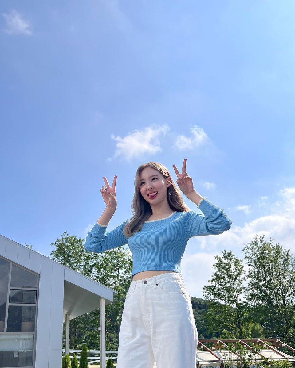 #HappyNAYEONday ( +🐰💙)
พี่นายอนใช้ชีวิตมา 27 ปีเเร้ว กาลเวลาทำอะไรชีไม่ได้เลยจริงๆ ขอบคุณที่เกิดมานะคะ ขอบคุณอะไรก็ตามที่ทำให้มารู้จักอิมนายอน ขอให้พี่นายอนมีเเต่รอยยิ้ม ขอให้ได้ใช้ชีวิตอย่างมีความสุขในเเบบที่พี่นายอนต้องการเลยนะ 🫶🏻

#원스의_노을이_나연이
#POPstar_NayeonDay