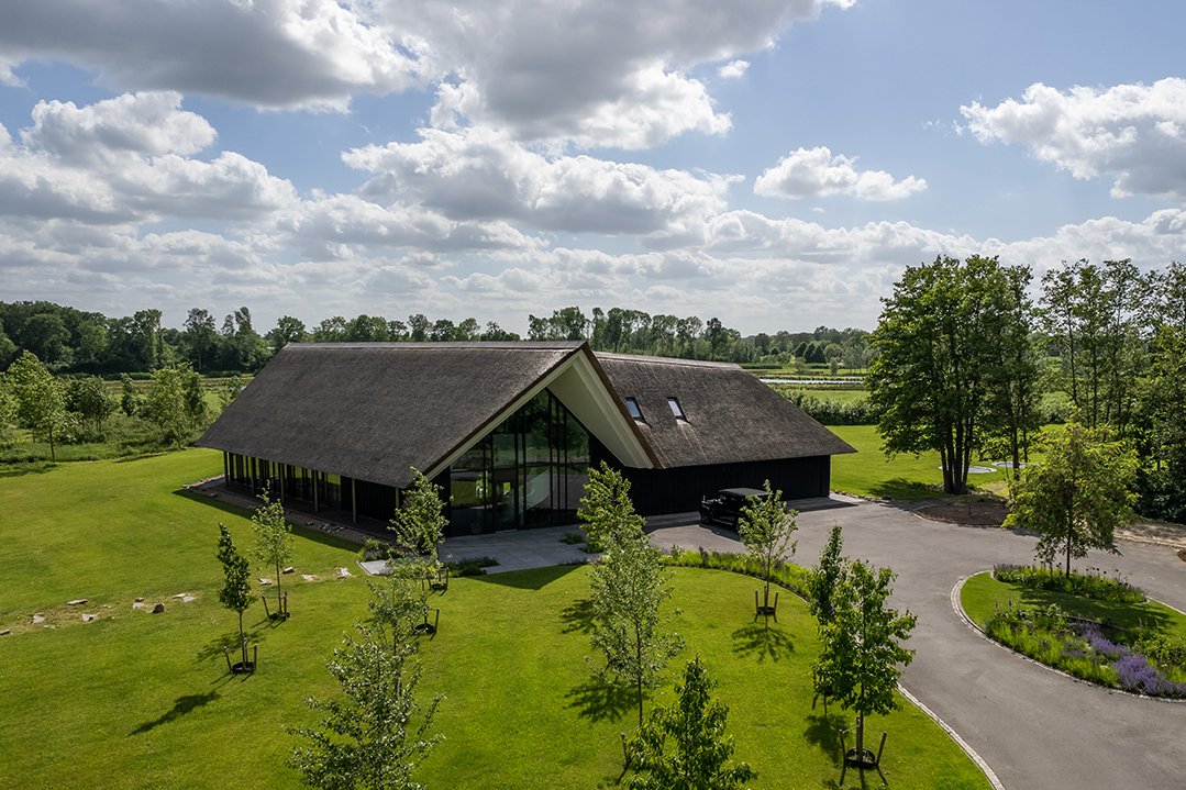 EuropeanHome1's tweet image. Here we have a Modore 185 in this thatched country house with luxurious appeal in Holland, by our friends from The Art of Living!

For more information, please visit: hubs.la/Q01m66tR0
.
.
.
.
.
#element4 #modernhomes #interiordesign #moderngasfireplaces #fireplacemakeover