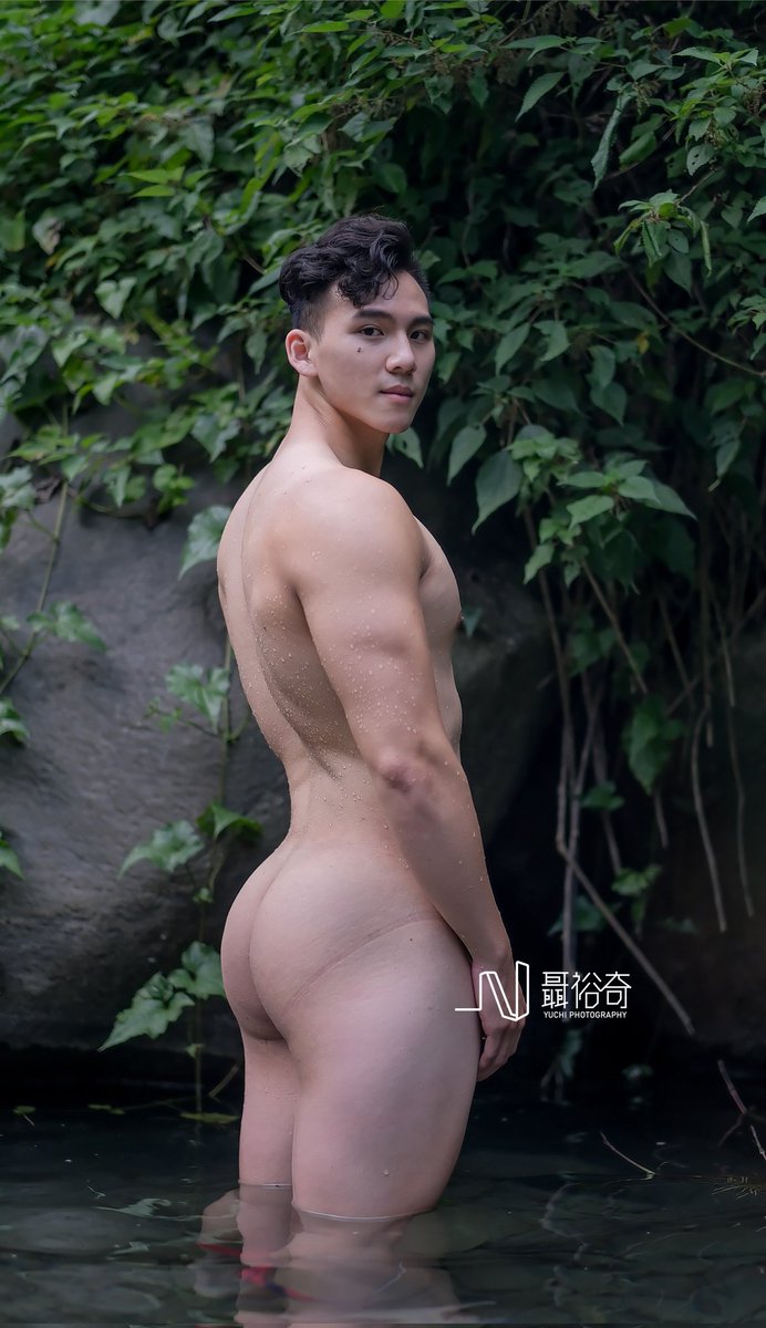 Yuchi Nieh striking physiqueYuchi Nieh captivating figure