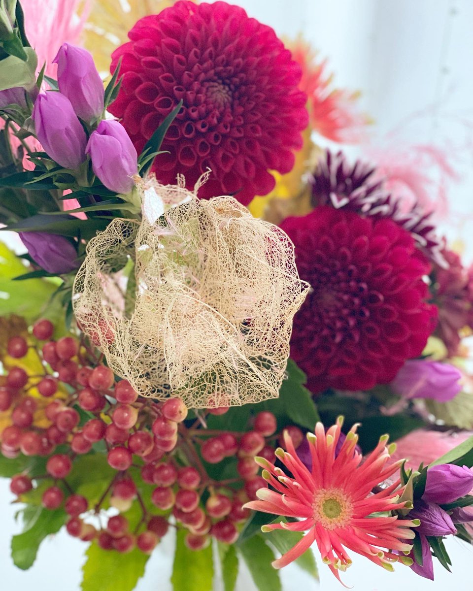 tablemei's tweet photo. おやつのお花　フラワーレッスンでした。少人数だからできることを秋色のお花を用意しながら楽しみました。フレッシュなポンポンダリアと透かし鬼灯の対比も生かされたアレンジメントができました。 https://t.co/v9RdT3HHfb