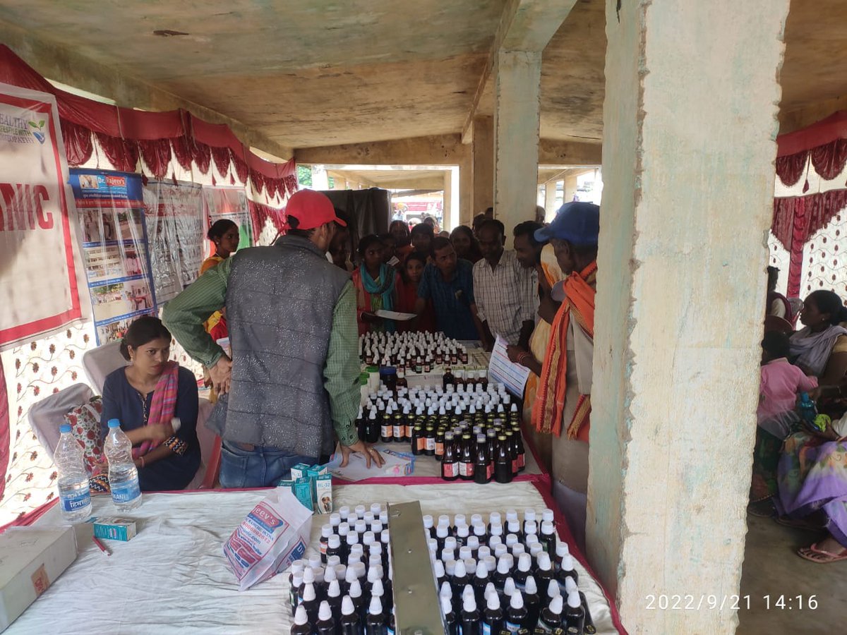 dfogumla's tweet photo. मेडिकल कैंप का आयोजन- गुमला के आदर बाजार टांड मे कराया गया। गुमला वन प्रमंडल द्वारा रांची के डॉक्टर की टीम को भेजा गया। वहाँ खनन प्रभावित क्षेत्र के 250 ग्रामीण को मुफ्त चेकअप और दवाई दी गयी।हिंडाल्को द्वारा जमा की गयी वन प्राणी प्रबंधन योजना से संपोषित। @moefcc @JharkhandCMO https://t.co/tEHEscm5pa