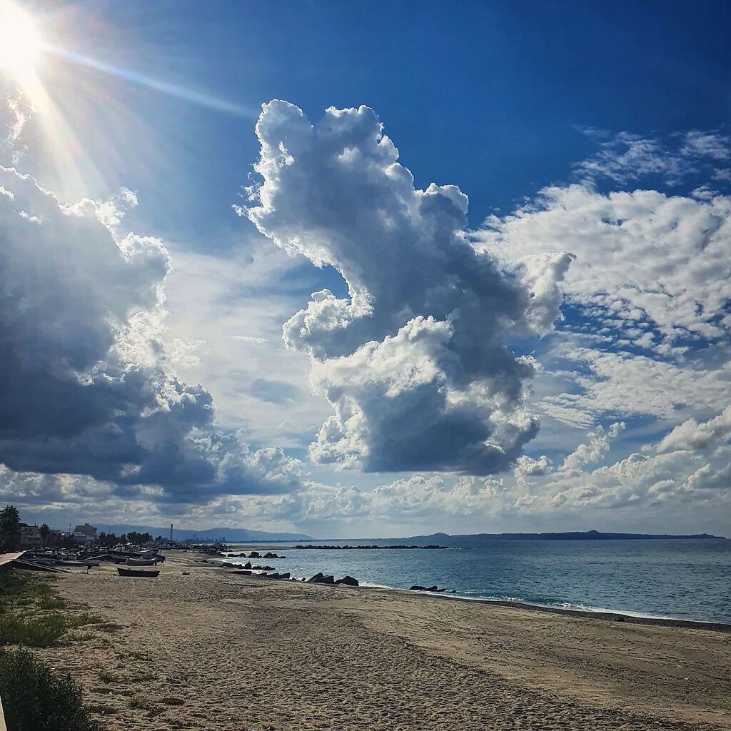 nikky83's tweet photo. Equinozio d'autunno in Sicilia.

Per l'equinozio astronomico dovremo aspettare il 23 settembre, ma per la tradizione ci siamo: arriva l'autunno! 

Le spiagge si svuotano, fioccano i buoni propositi, le scuole cominciano (ai miei tempi cominciavano propri… https://t.co/a1oM4r2M2p https://t.co/oaQj5u2uOh