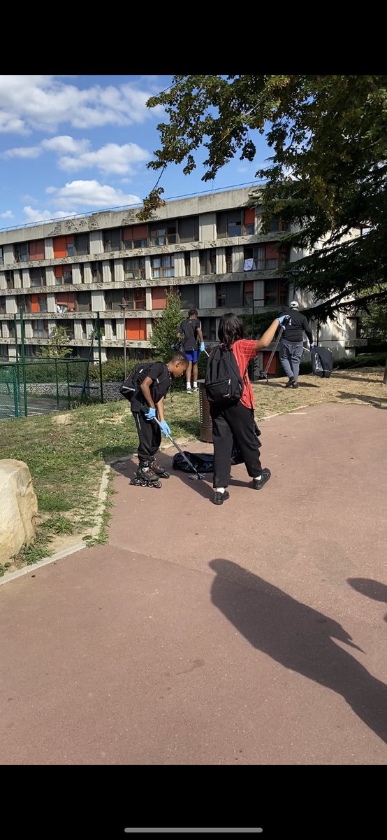 CDC_Habitat's tweet photo. 🚮🌍 Je ménage ma résidence ! Action éco-citoyenne dans + d’une quinzaine de résidence en IDF. Ici aux Bleuets à #Créteil (94). Session ramassage de déchets avec les jeunes de la résidence, atelier #réemploi/créatif et goûter avec le miel des ruches de la résidence 🐝 😋 https://t.co/OGRWn8ecph