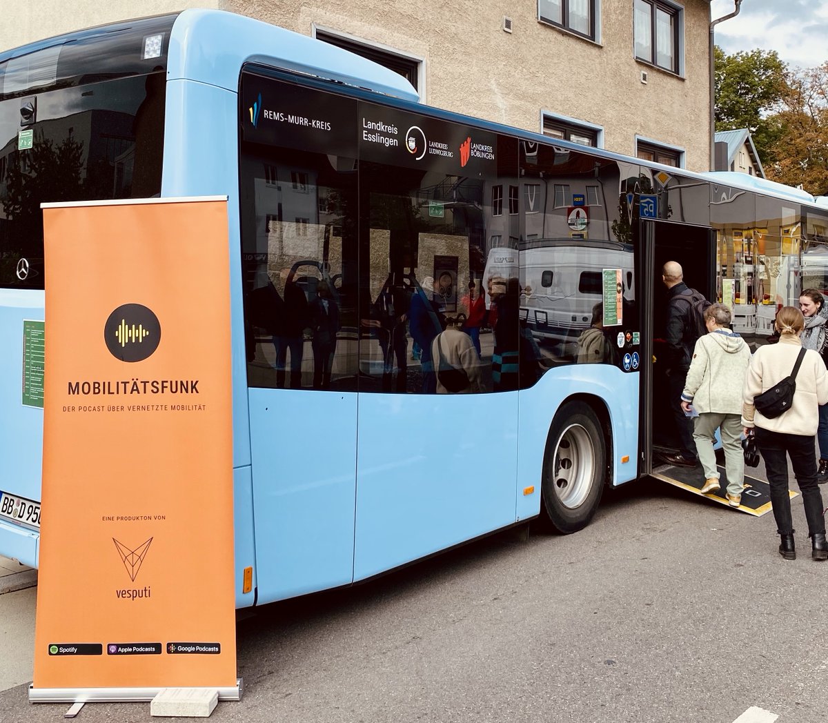 Ein Highlight auf dem Streetlife Festival in Herrenberg: Der Podcast-Linienbus, in dem unser #Mobilitätsfunk abgespielt wurde. Wir freuen uns sehr, dass wir damit auf offene Ohren gestoßen sind und die Stadt bei dieser tollen Aktion unterstützen durften!
#MobilityWeek #Podcast
